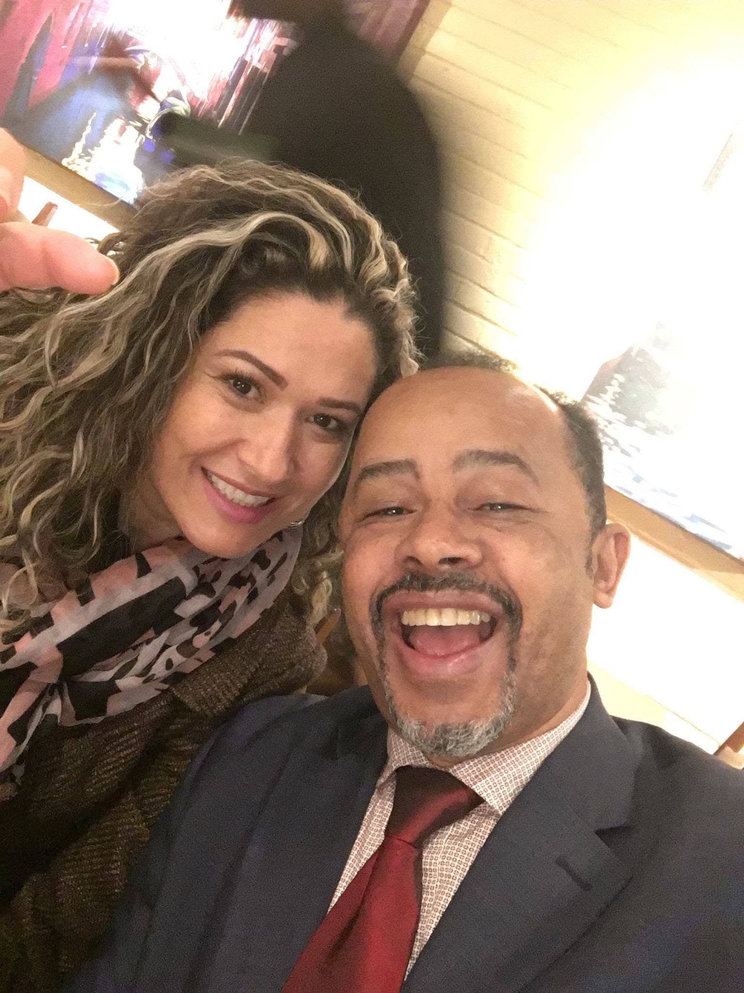 Ari Alves ao lado de sua esposa