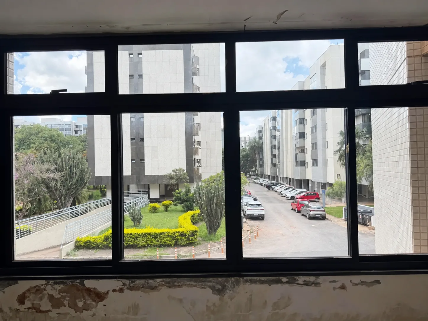Vista da janela para a área interna da SQN 313
