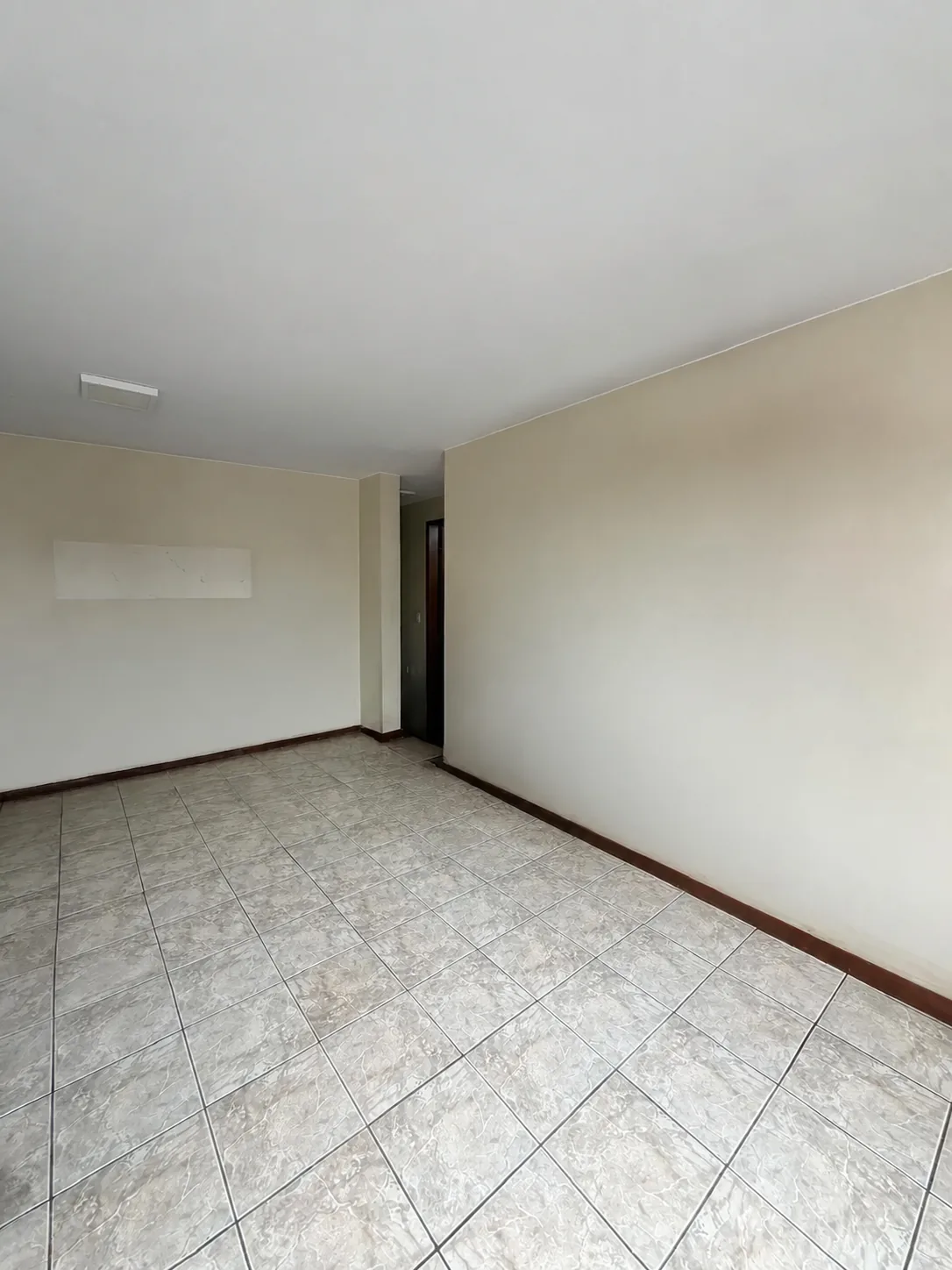 Sala vista em direção ao corredor
