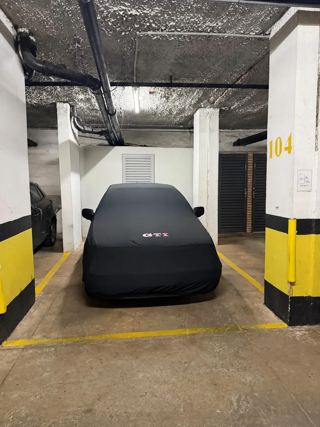 Vaga coberta e demarcada na garagem do edifício