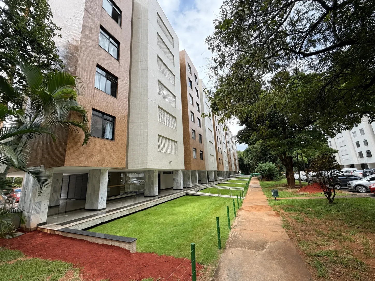 Fachada e área verde do bloco na SQN 313